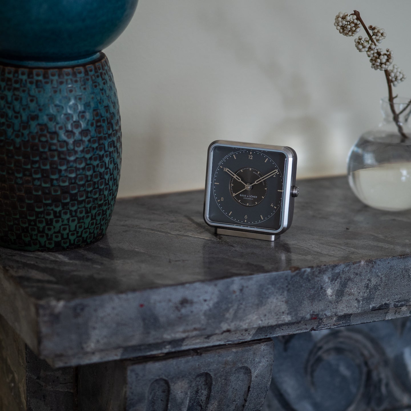 Nightfall' alarm clock in a modern decor, its gray tones reflecting modern elegance