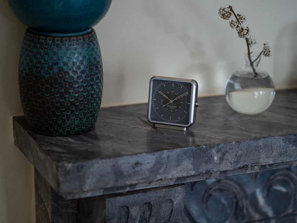 Nightfall' alarm clock in a modern decor, its gray tones reflecting modern elegance